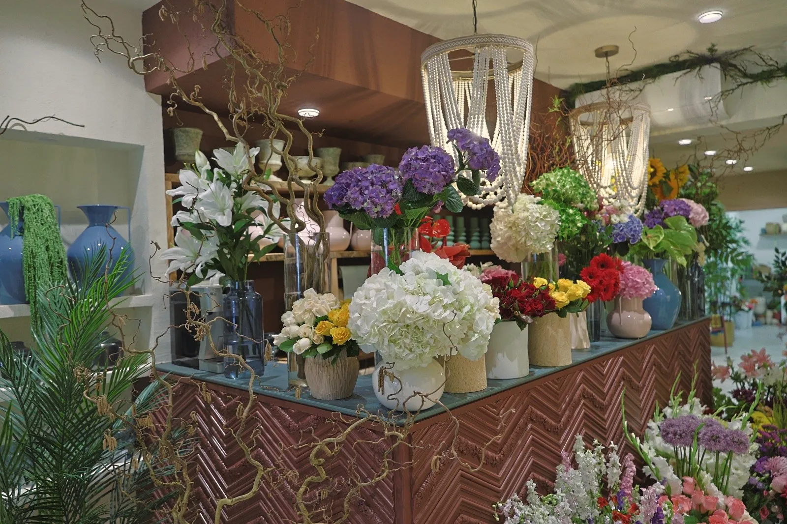 L’intérieur de la boutique Flower Expert à Gauthier, seaux de fleurs fraîches